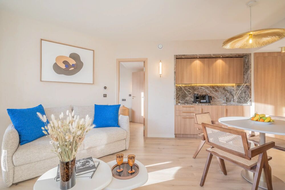 Salon d’un appartement meublé chez Yuna Porte Maillot, idéal pour une location courte durée ou séjour affaires en résidence hôtelière.
