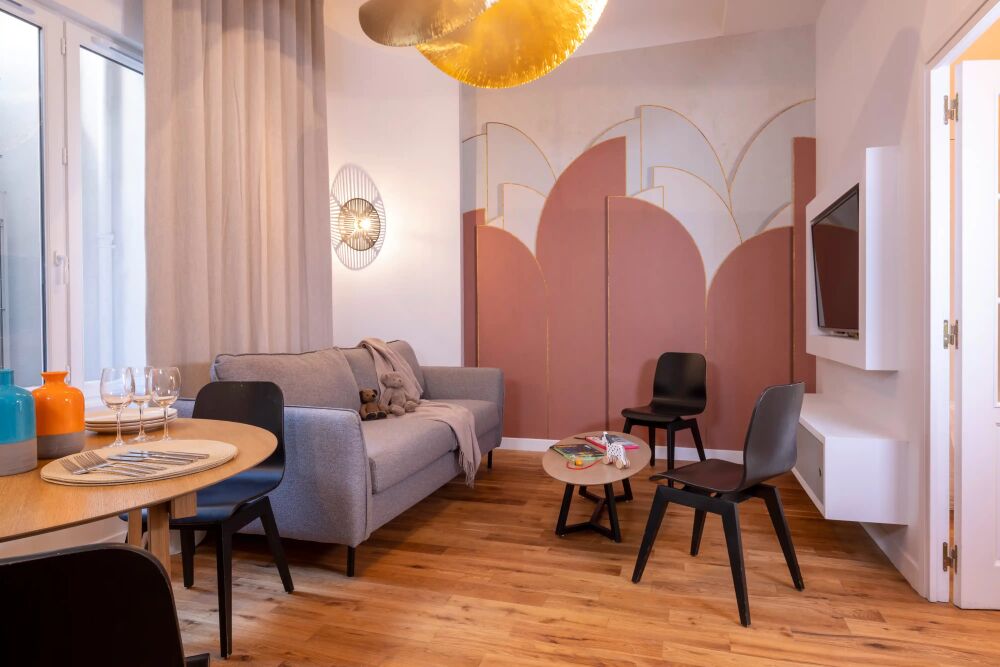 Espace salon d’un appartement chez Yuna Blanche, location meublée idéale en résidence hôtelière pour séjour affaires ou bail mobilité.