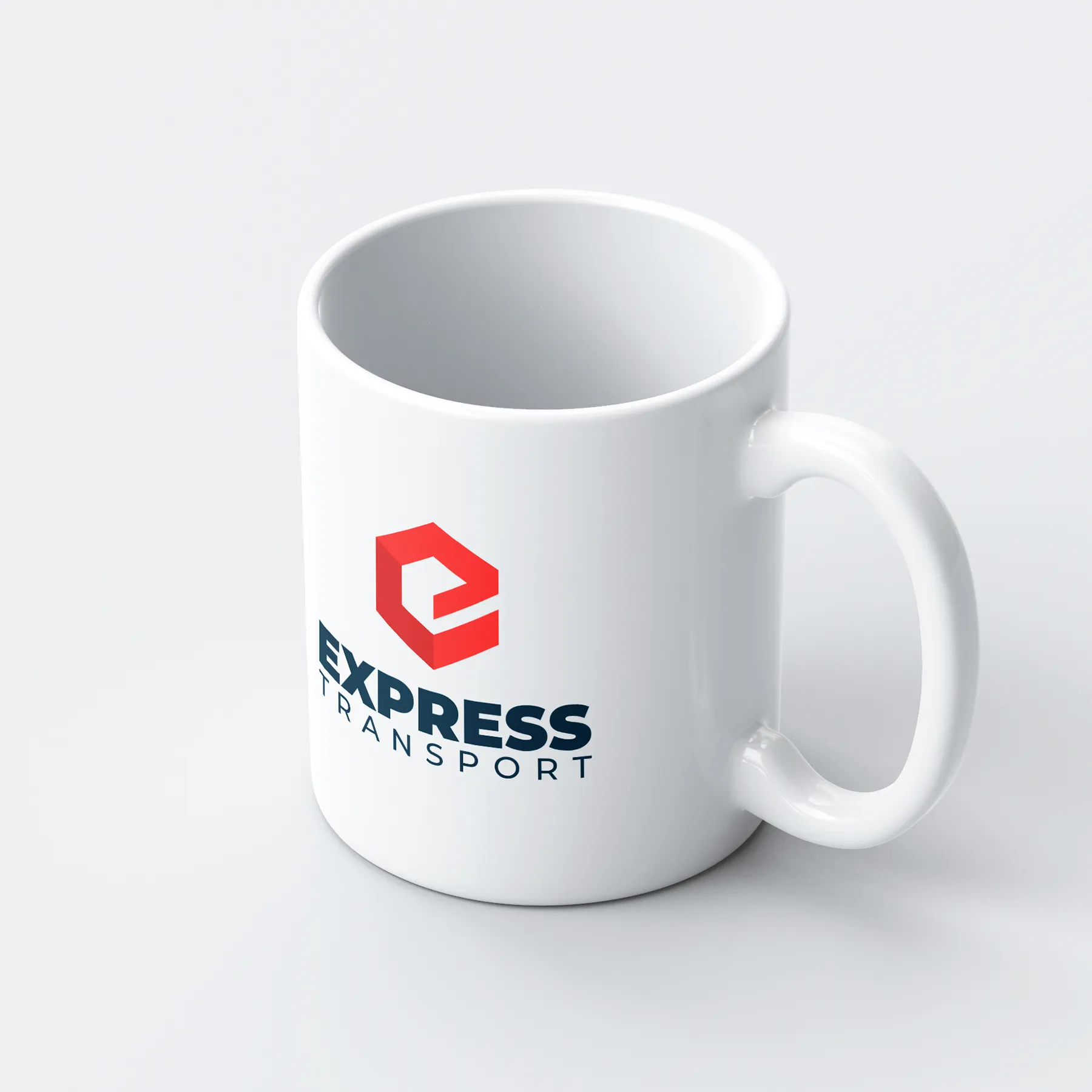 Eine weiße Kaffeetasse mit dem Express Transport Logo in Rot und Blau auf der Seite.