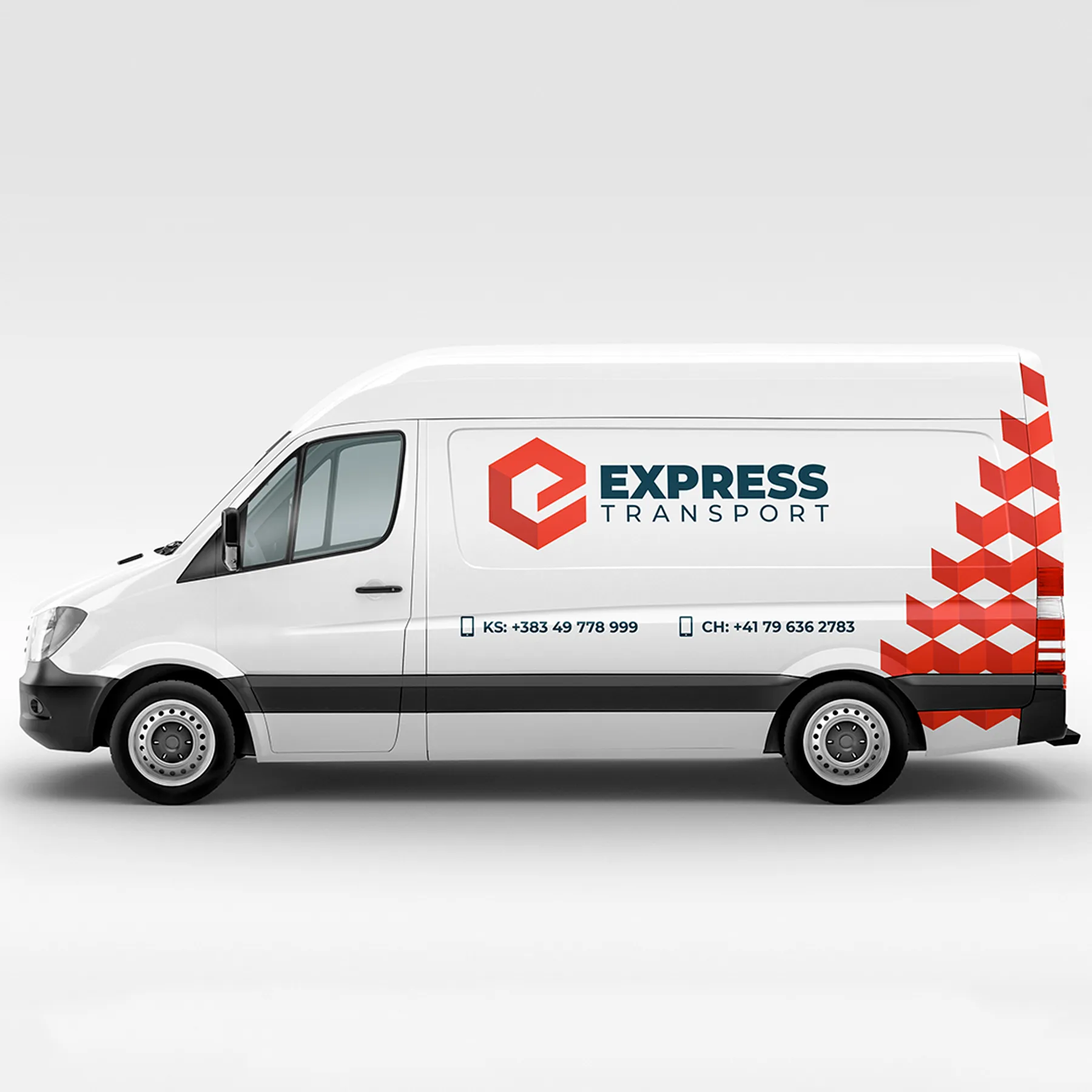 Ein weißer Lieferwagen mit dem Express Transport Logo und einer roten, geometrischen Muster-Gestaltung an der Seite.