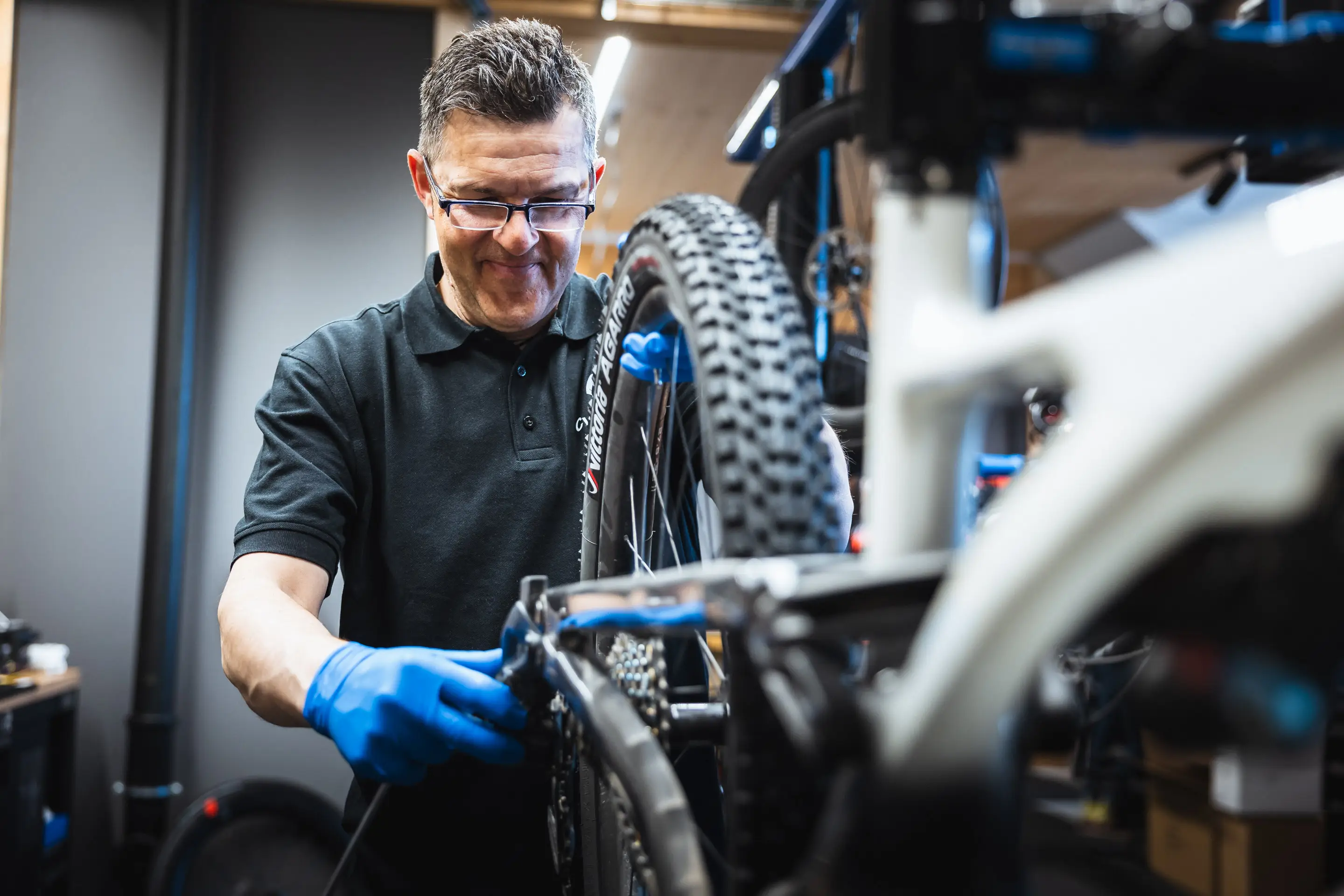 Mechaniker schraubt an einem Bike