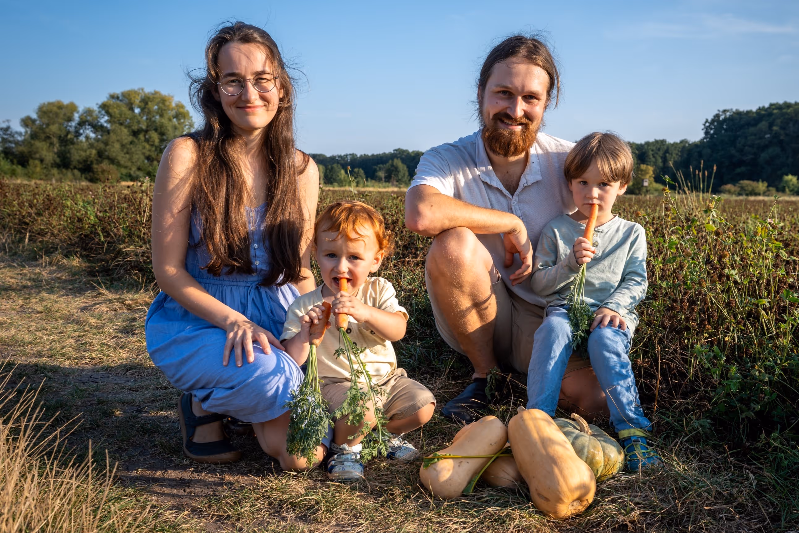 Rodinná farma Polabio, děti jedí mrkev
