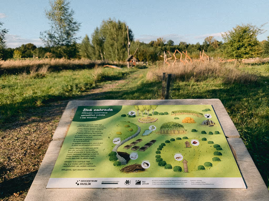 Cedule naučné stezky na Huslíku