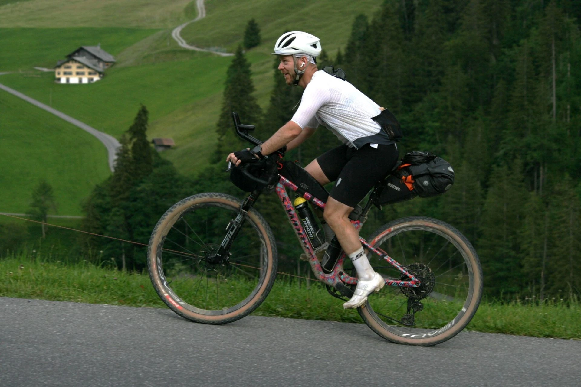 Roman auf seinem Bike während dem Hope 1000 im Aufstieg