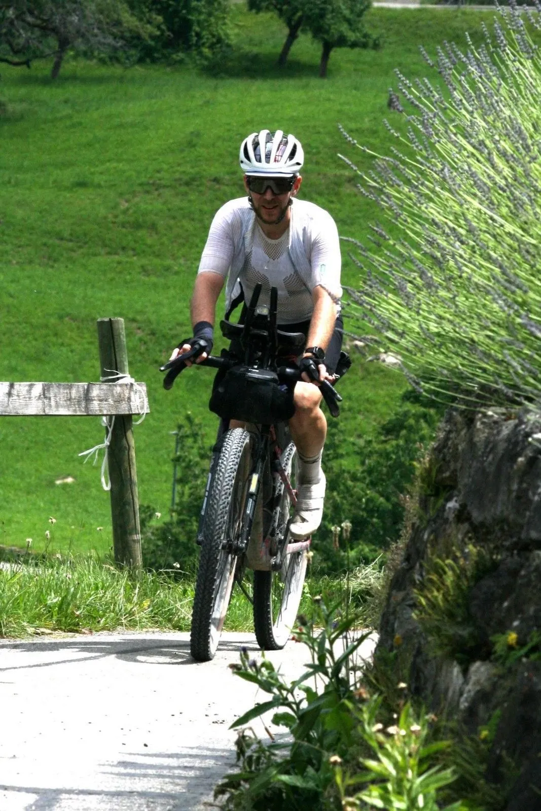 Roman auf seinem Bike von vorne während dem Hope 1000
