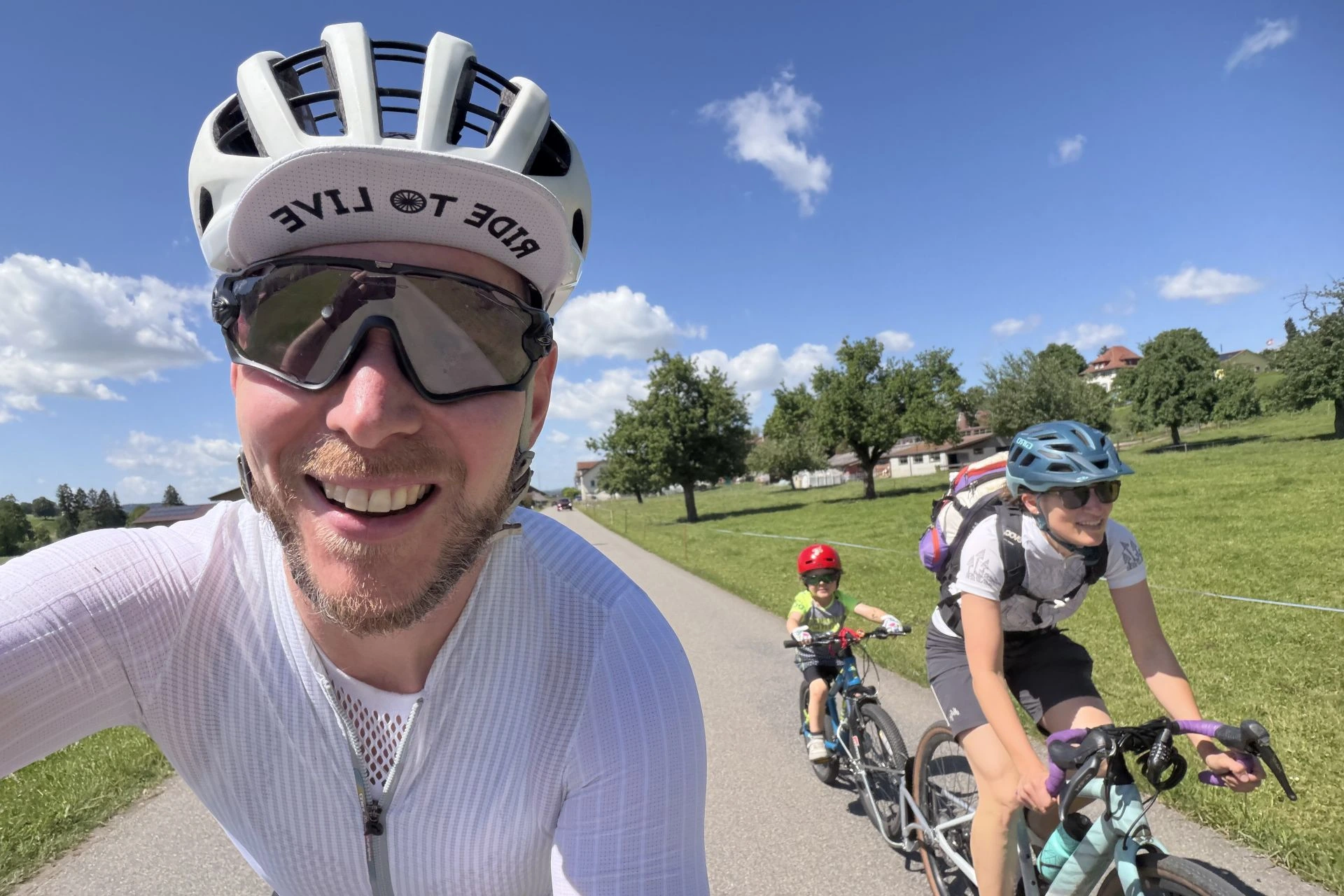 Selfie von Roman mit seiner Frau und Kind auf ihren Bikes