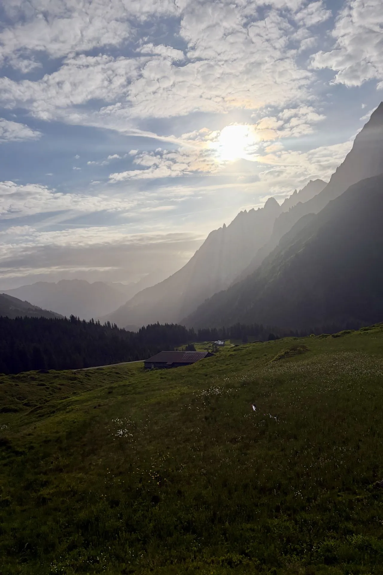 Abendstimmung mit untergehender Sonne in den Bergen