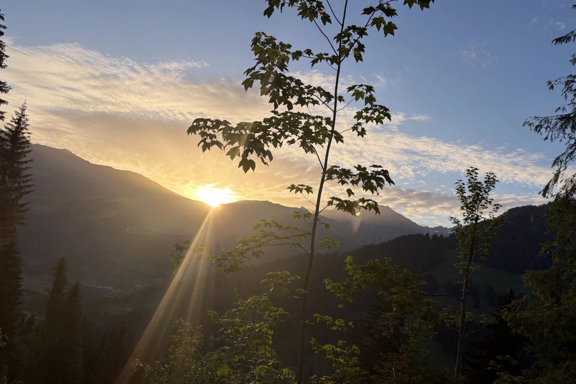 Sonnenuntergang über den Bergen