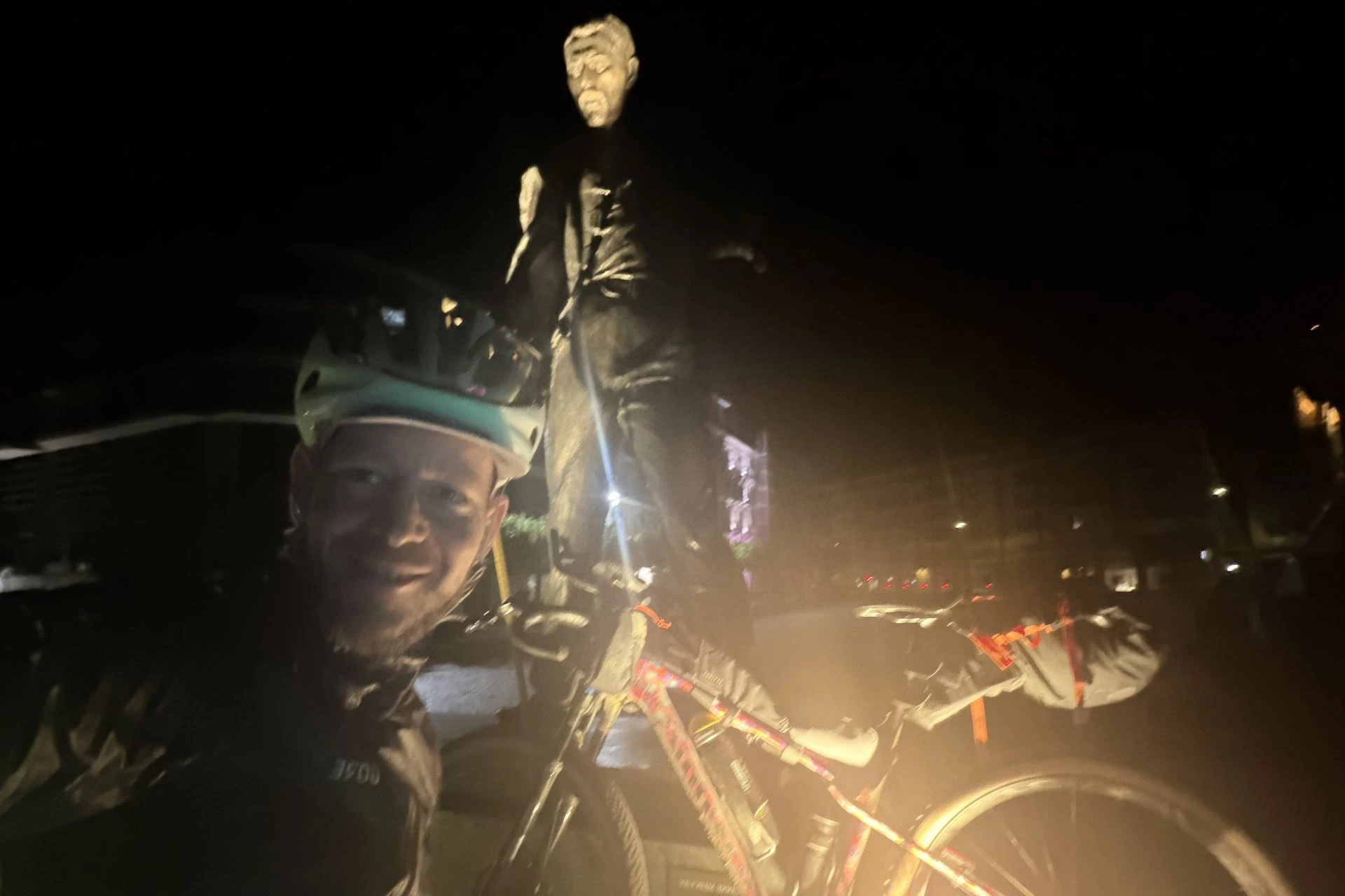Zielselfie des Hope 1000 von Roman mit Statue von Freddie Mercury in Montreux
