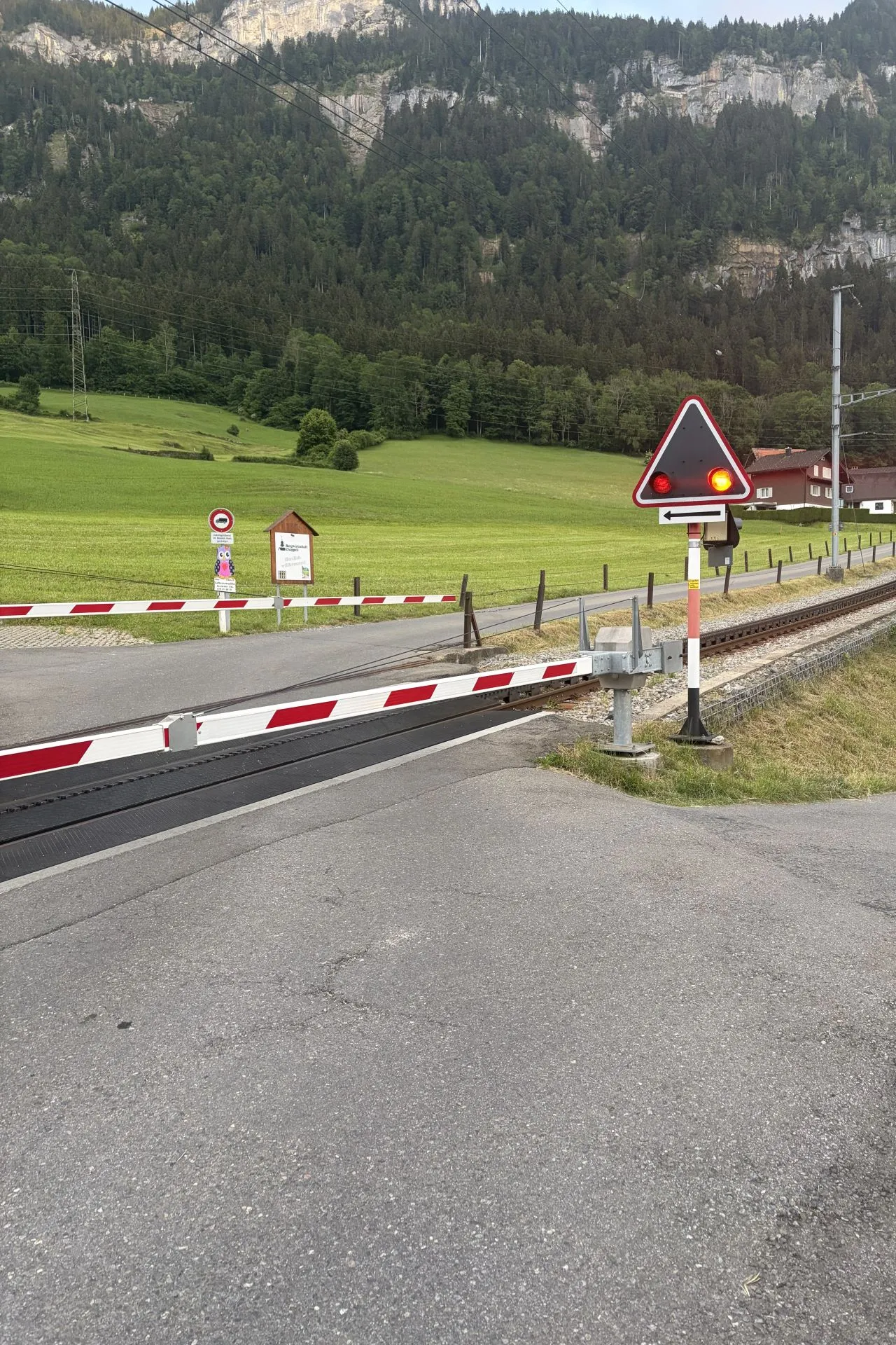Geschlossene Bahnschranke bei einem Bahnübergang
