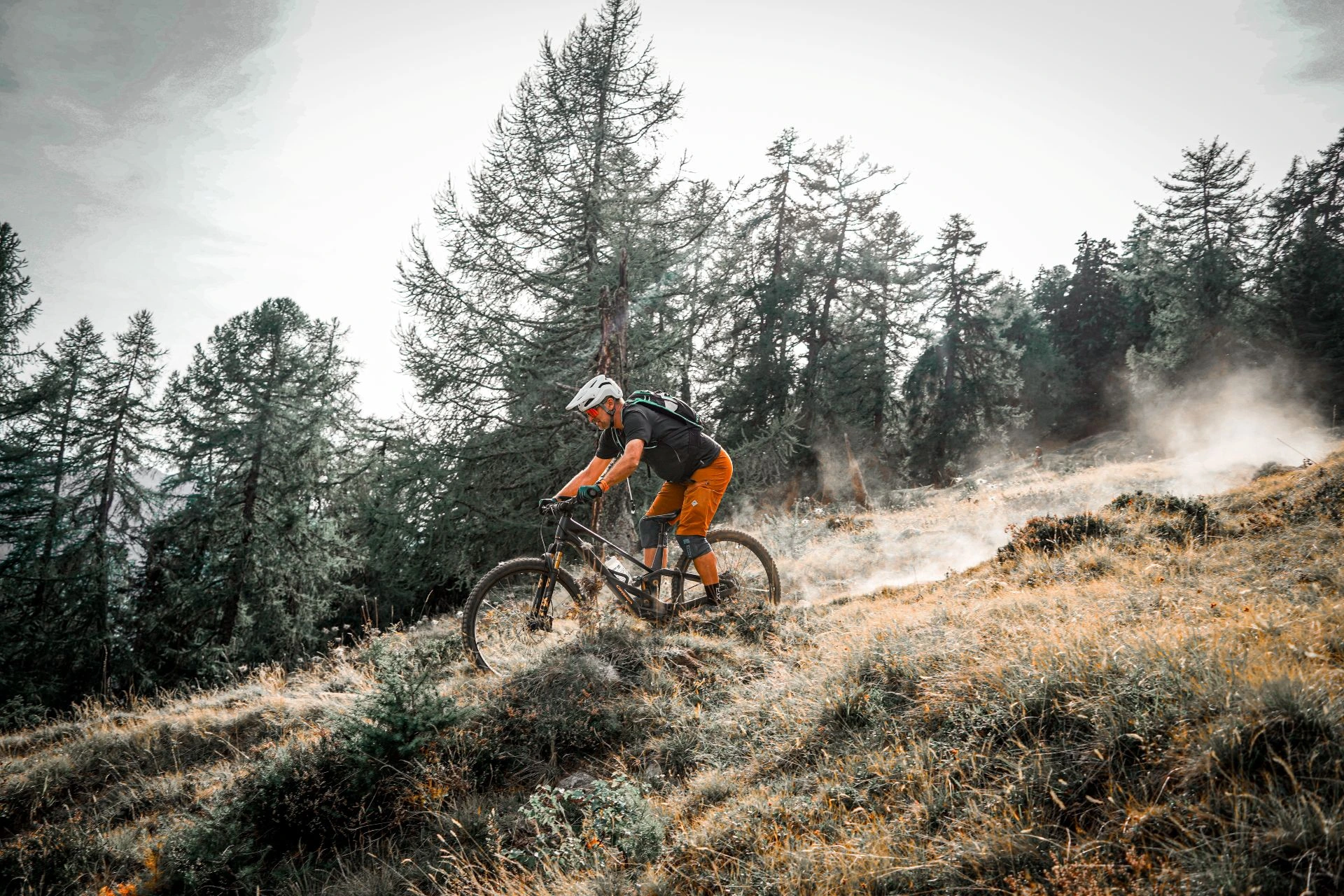 Pädu voll Gas auf steilem Trail