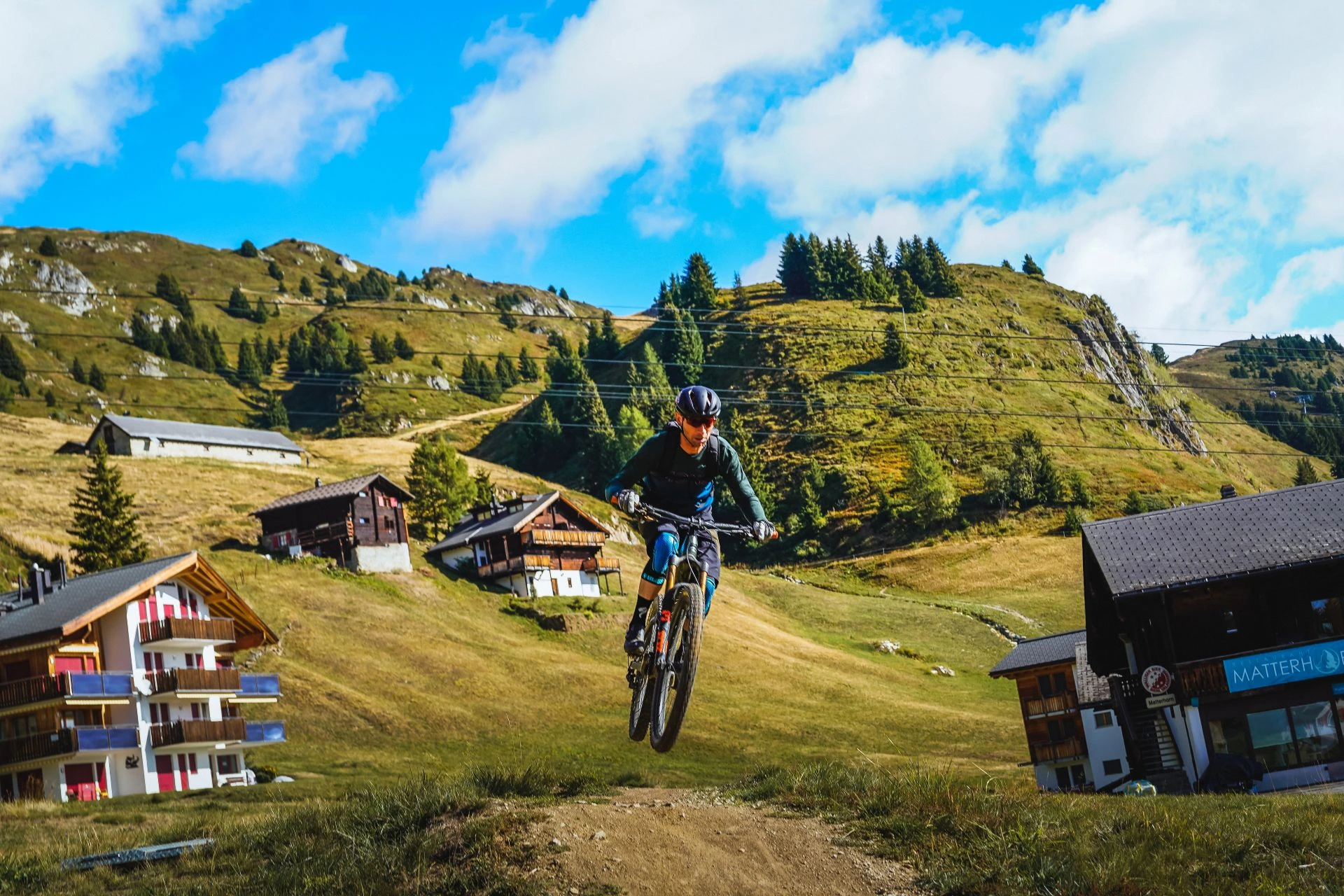 Pesche springt über Bodenwelle