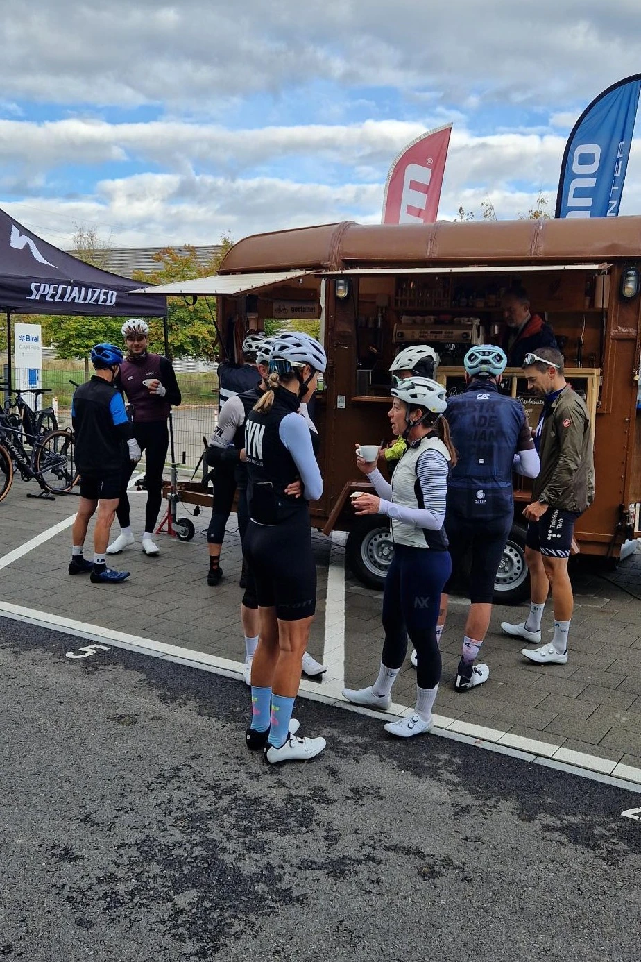 Teilnehmende sind bereit für den Social Ride von 3P Cycles