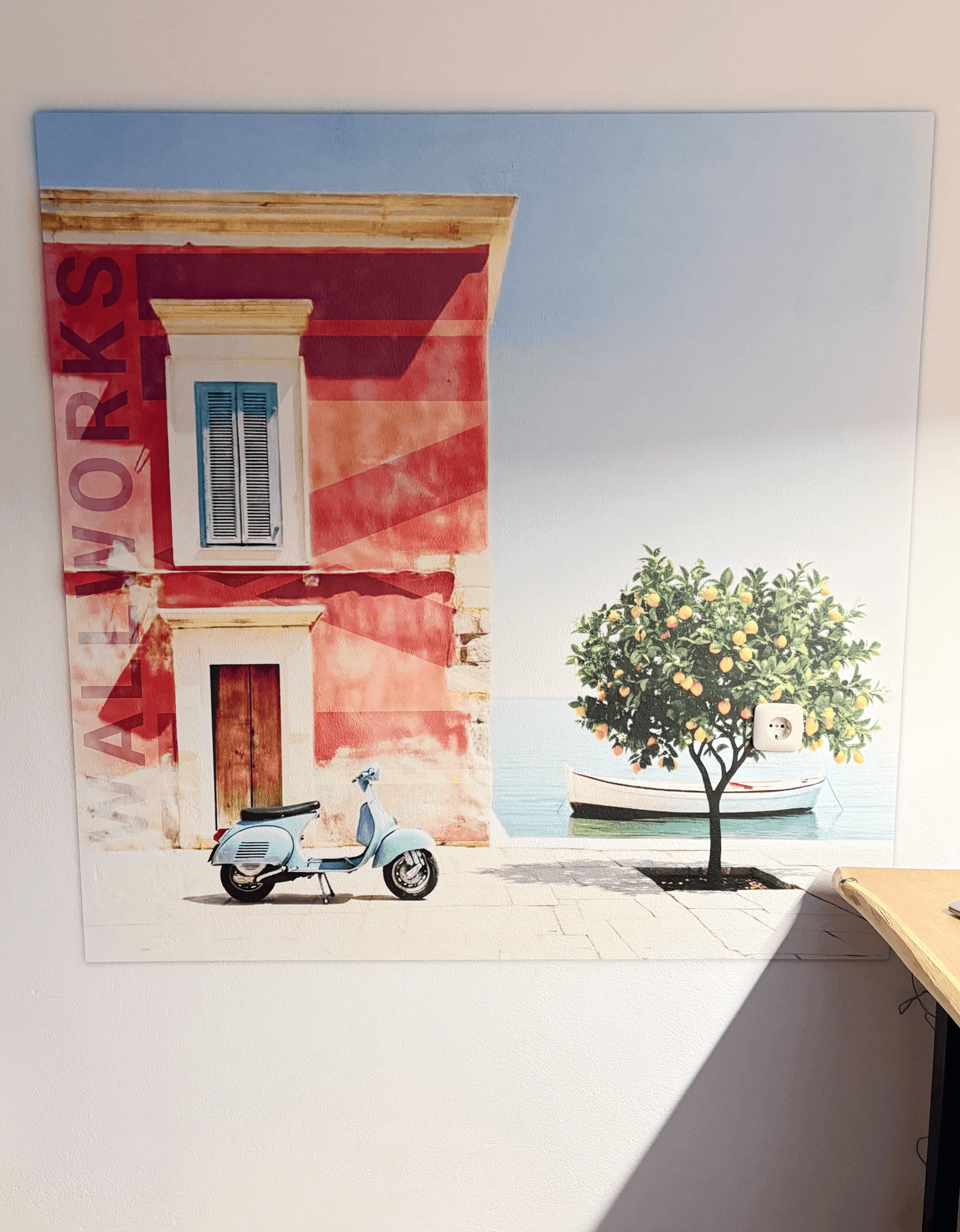 Wandbild mit rotem Haus, blauer Vespa, Zitronenbaum und Boot am Wasser.