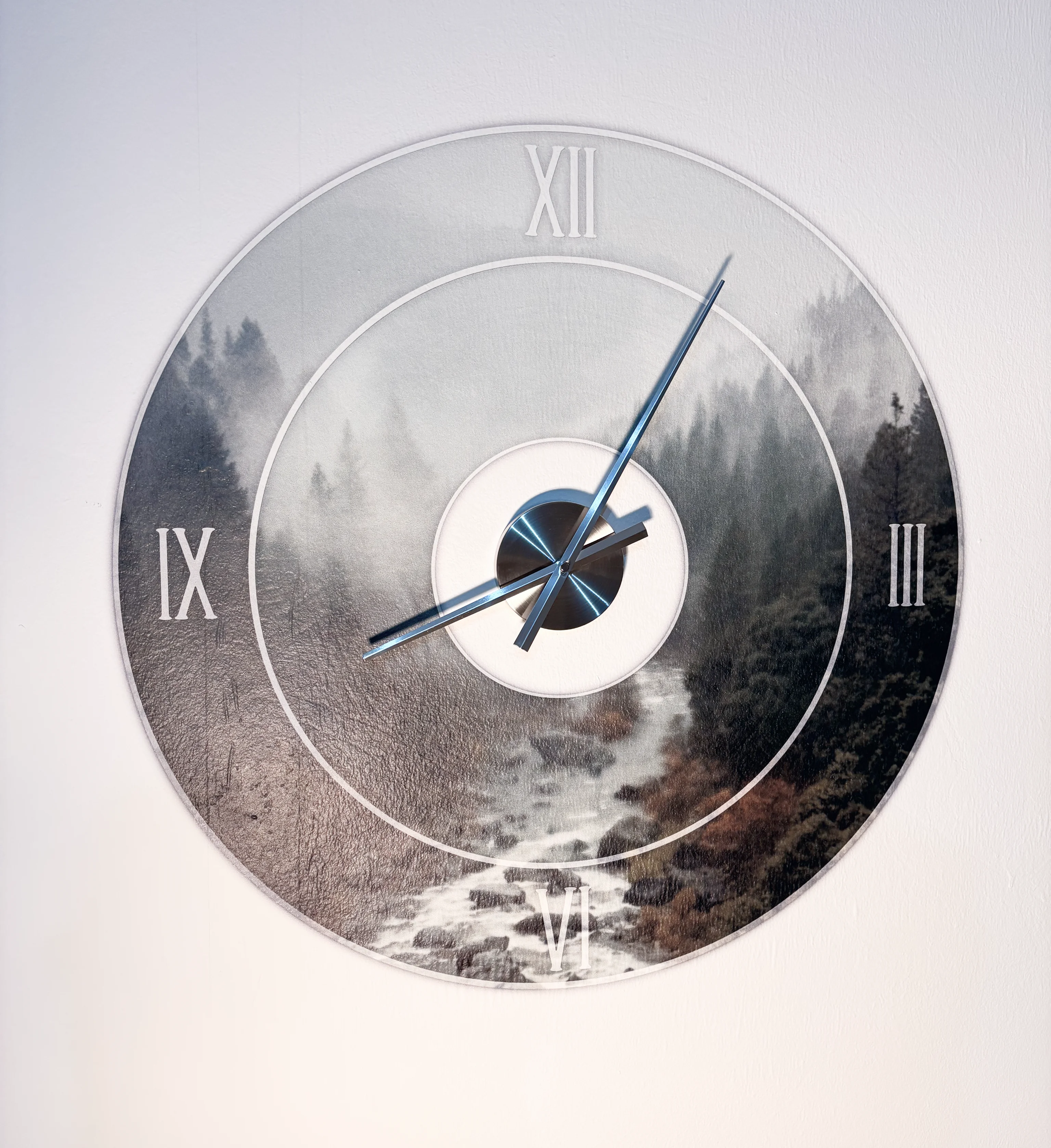 Wanduhr mit römischen Ziffern und Waldlandschaft mit Fluss im Hintergrund.