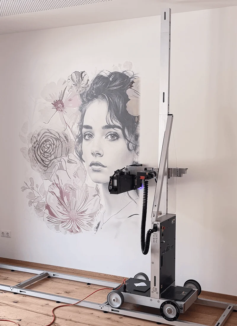 Druckmaschine an der Wand, die ein Porträt einer Frau mit Blumenmuster auf eine weiße Wand malt.