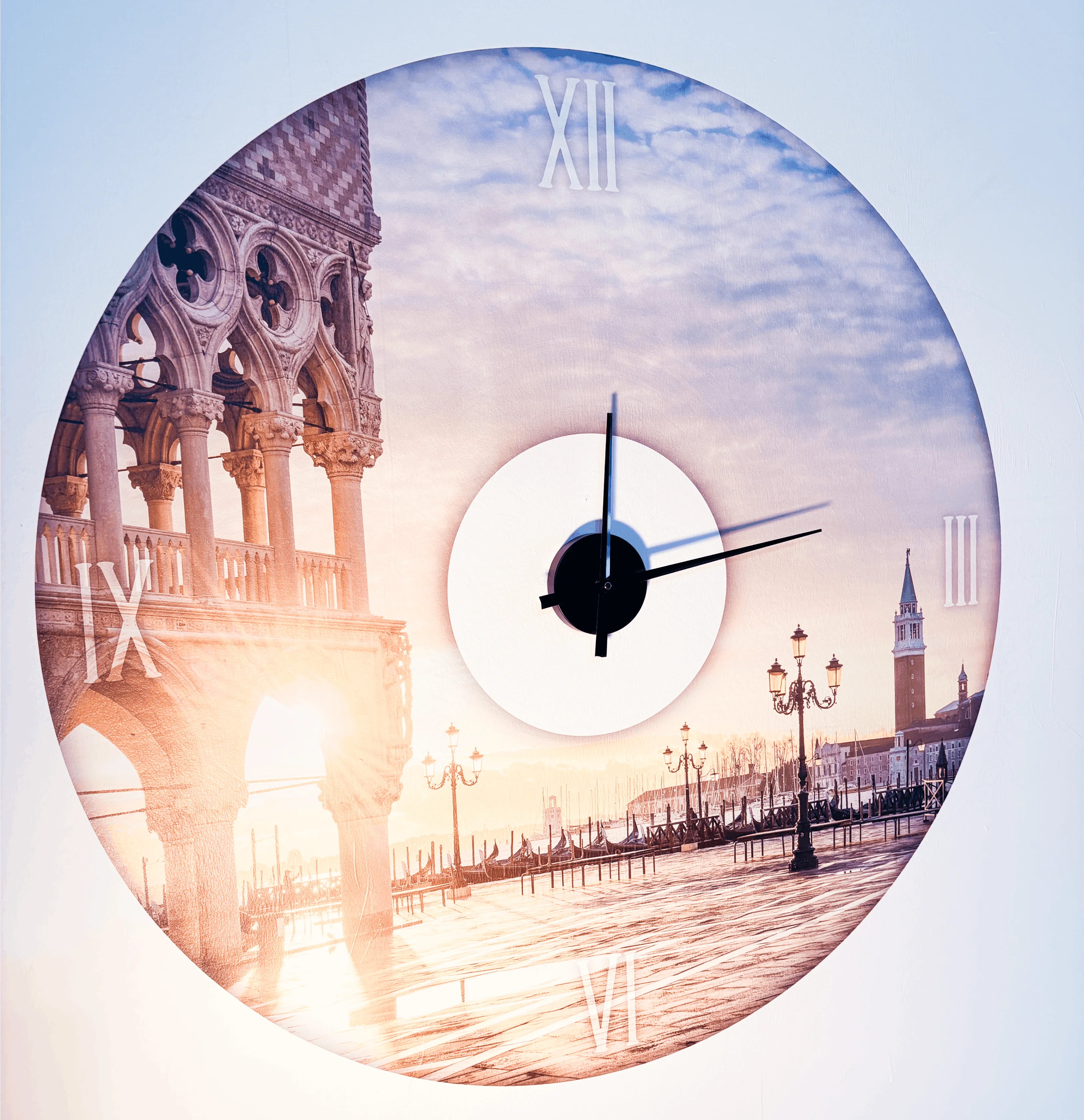 Wanduhr mit römischen Zahlen und Motiv des Markusplatzes in Venedig bei Sonnenaufgang.