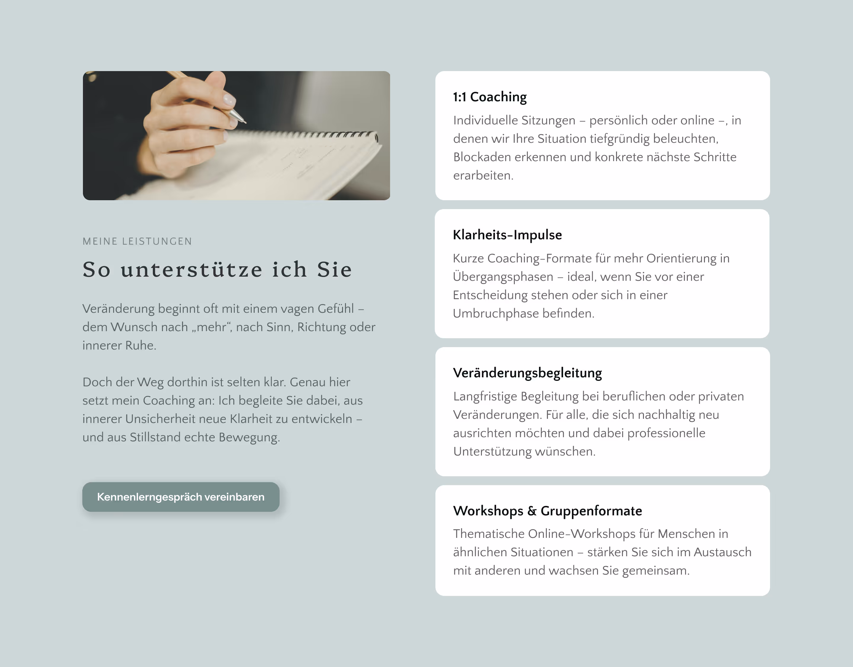Hand hält Stift über geöffnetem Notizblock mit Textabschnitten zu Coaching-Angeboten neben Bild.