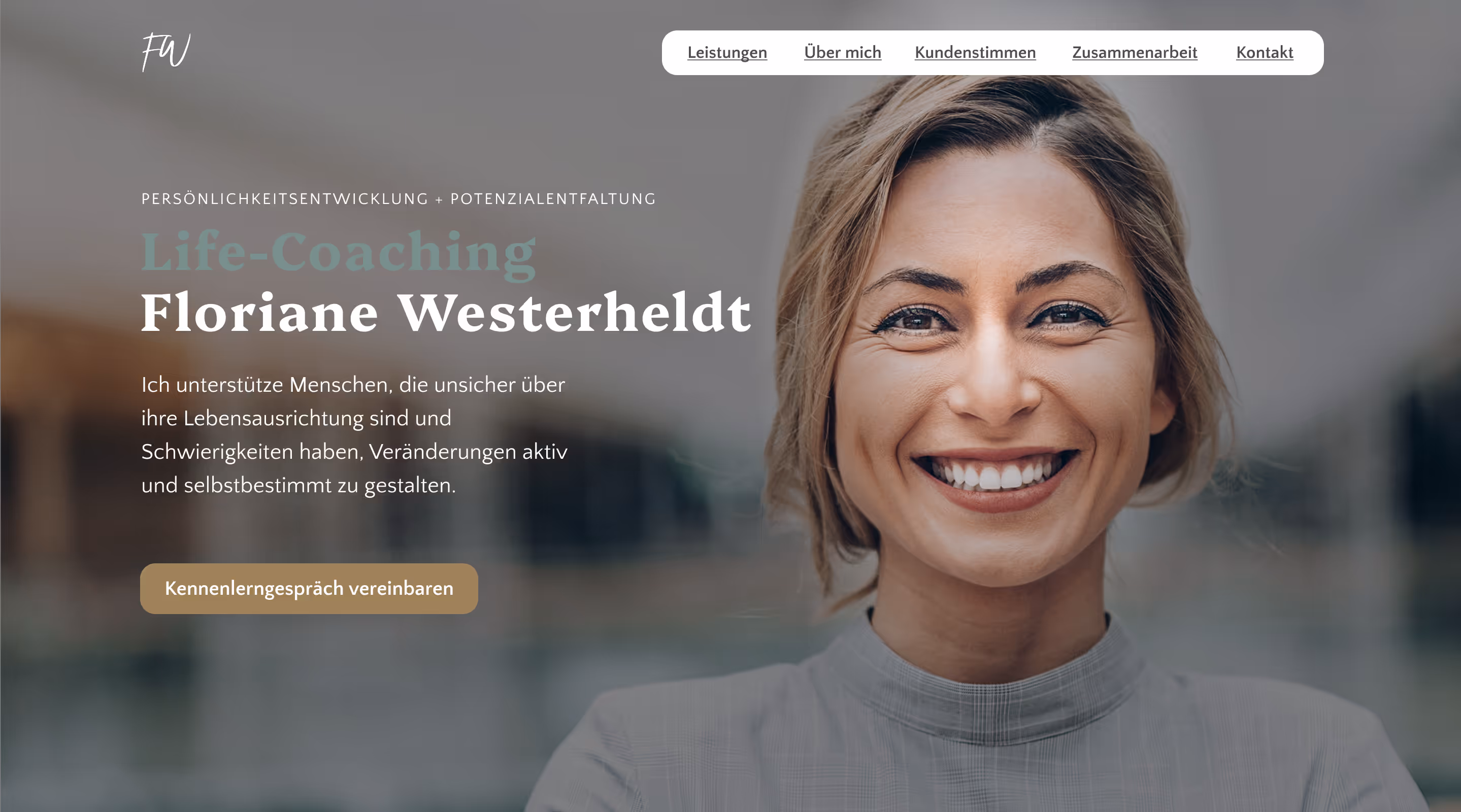 Lächelnde Frau mit hellbraunen Haaren und grauem Oberteil vor unscharfem Hintergrund, Webseite für Life-Coach Floriane Westerheldt mit Menü und Text.