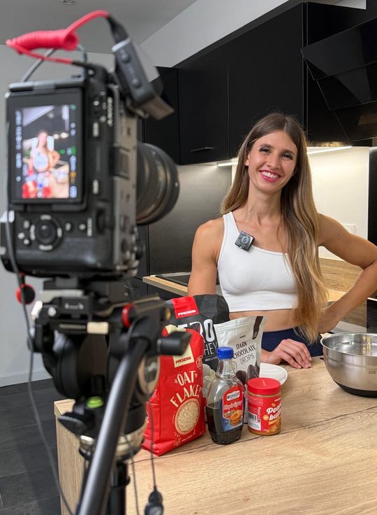 Tournage culinaire, la cliente sourit à la caméra
