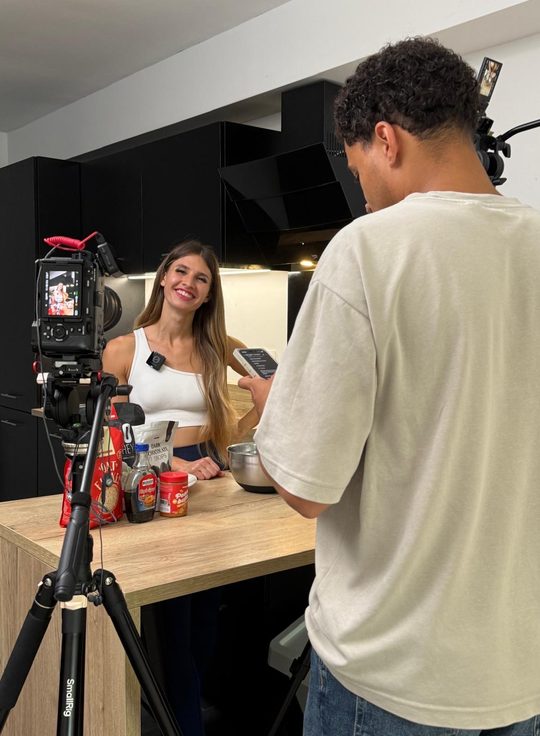 Tournage d'une recette en cuisine, l'équipe Cartel Creative derrière la caméra