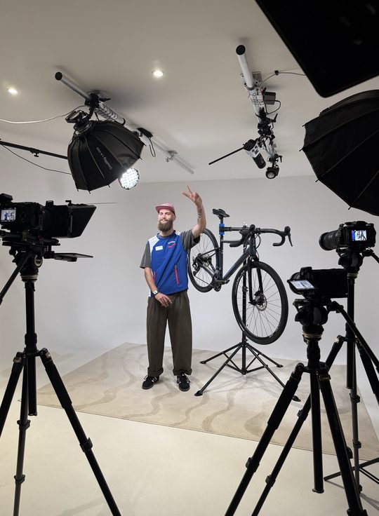 Tournage d'une vidéo vélo sur le cyclo blanc du studio