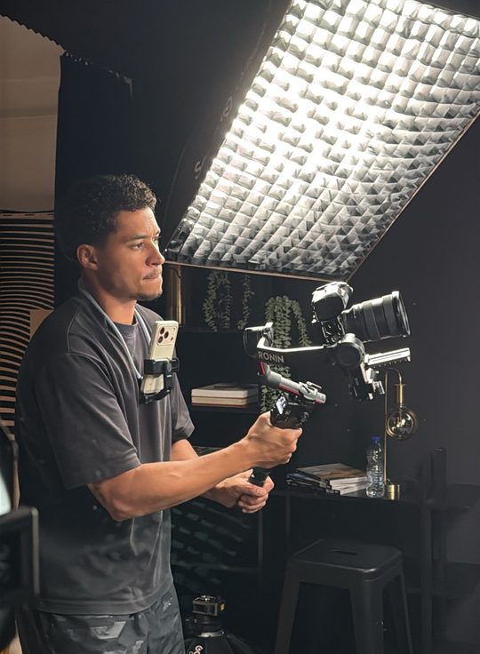 Cadreur de Cartel Creative en tournage au stabilisateur