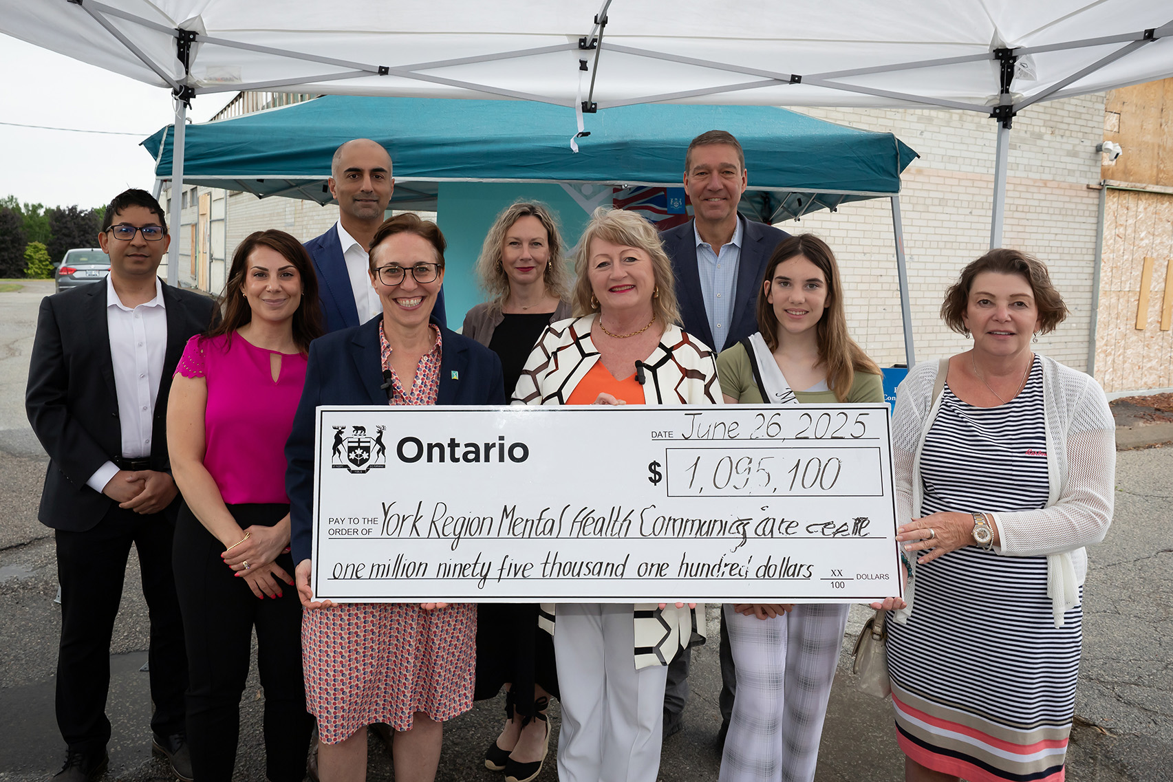 Rebecca Shields, CEO of CMHA York Region South Simcoe, along side CMHA staff, and MPP Dawn Gallagher Murphy along side representatives from the Ontario Government, with a large cheque of $1,095,100 to the YRMHCCC.