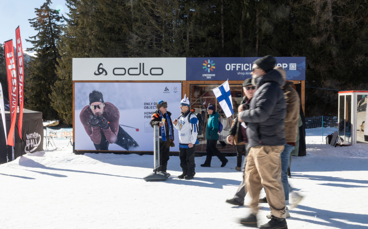 Un pop up store en bois lors de la coupe du monde de Biathlon pour ODLO