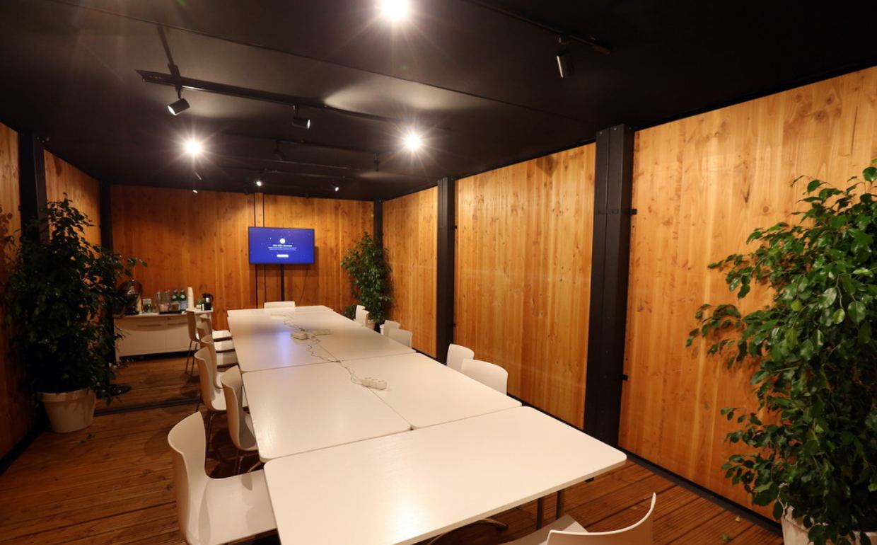 Stand en bois à étage au salon Vivatech