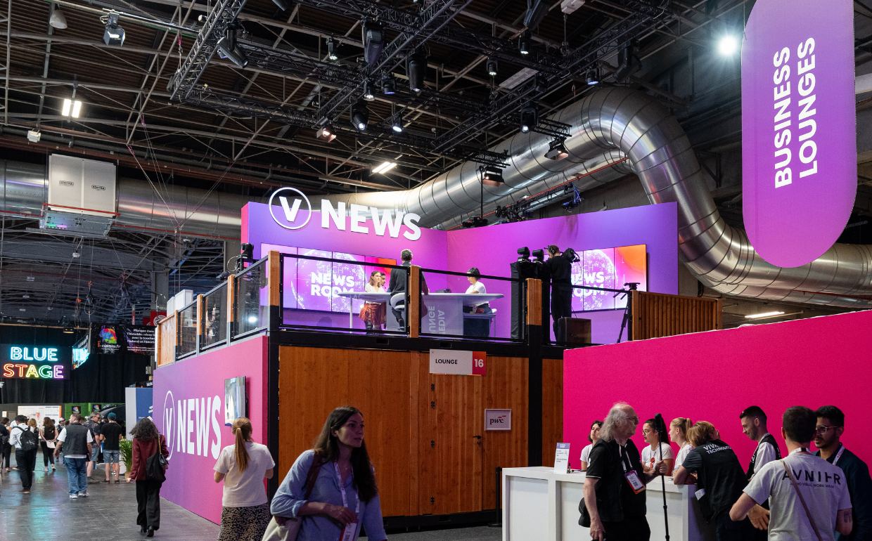 Stand en bois à étage au salon Vivatech