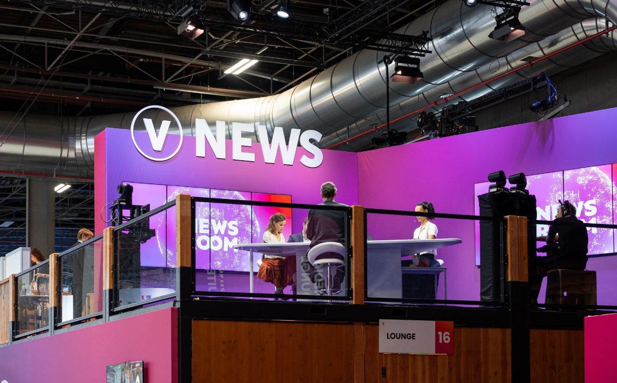 Stand en bois à étage au salon Vivatech