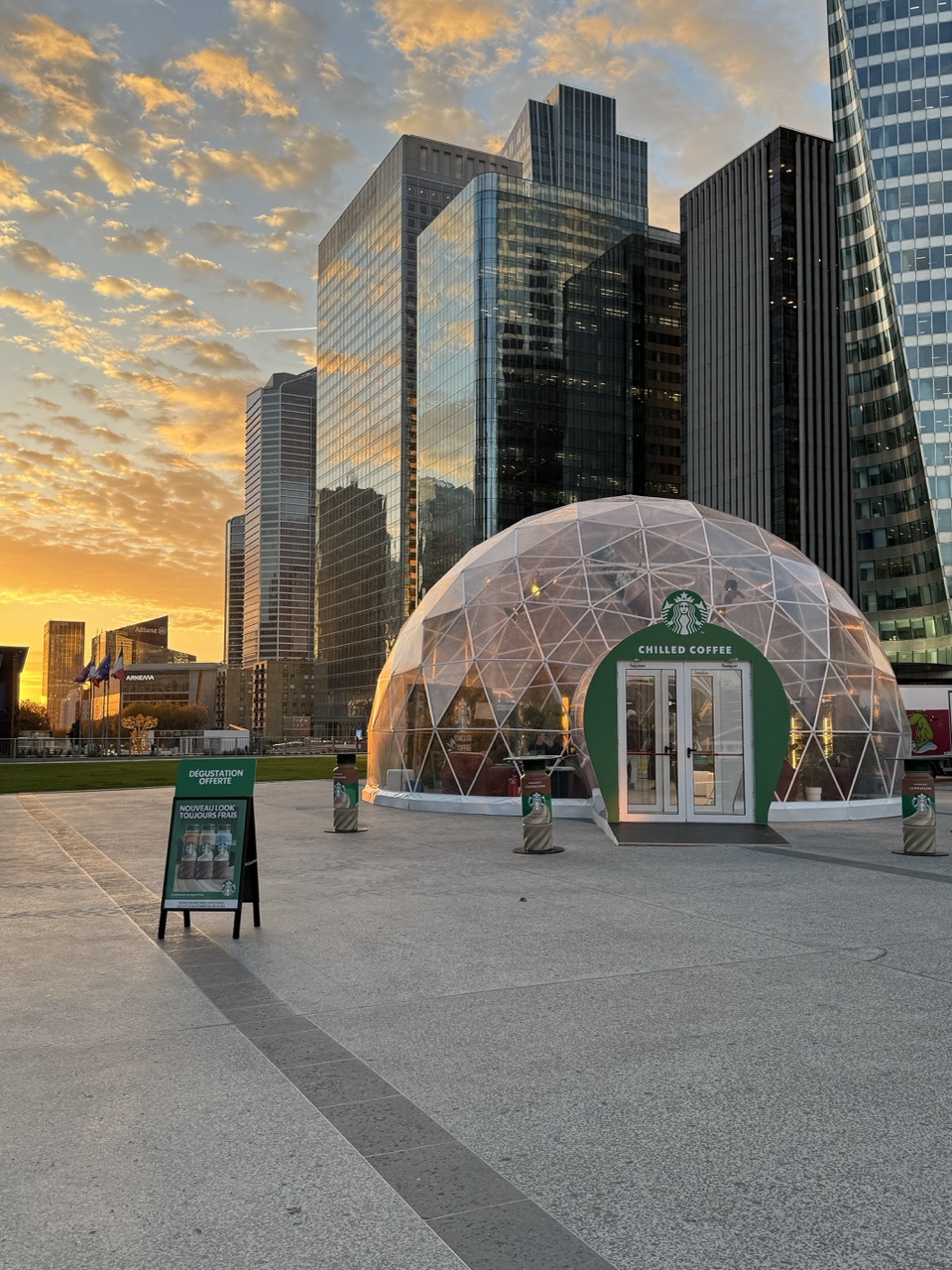 Activation Starbucks – Dôme cristal 11 m, Parvis de La Défense