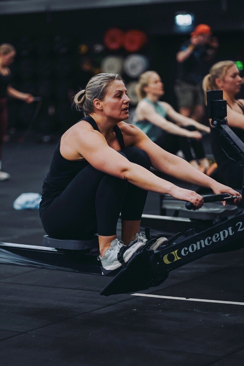 Gruppetime der medlemmer ror som en del av økten i funksjonell trening