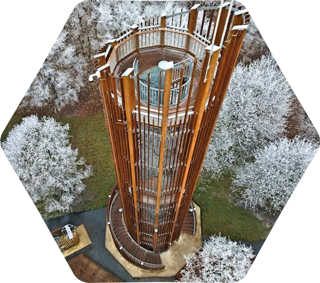 Zasněžená dřevěná atrakce Unipark