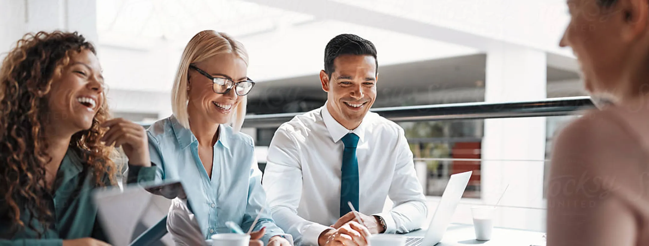 Werknemers in overleg.