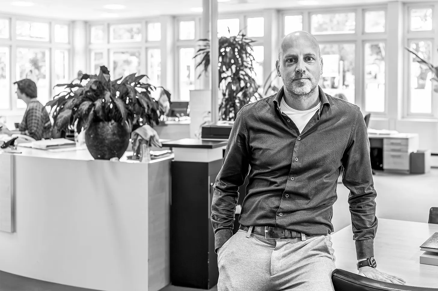 Dennis Janmaat leunend tegen de balie bij de receptie