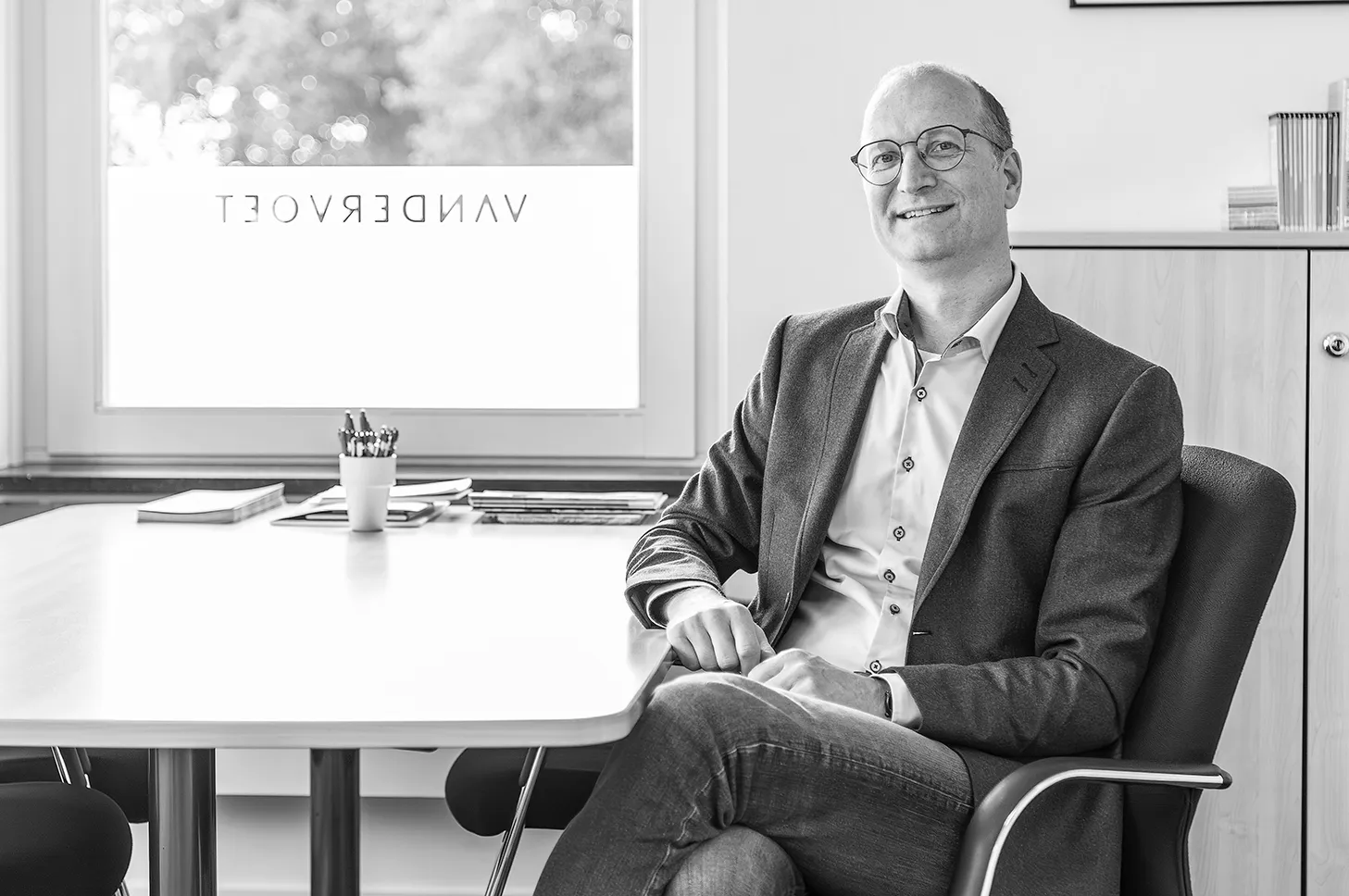 Gijs van der Voet zittend aan de bespreektafel