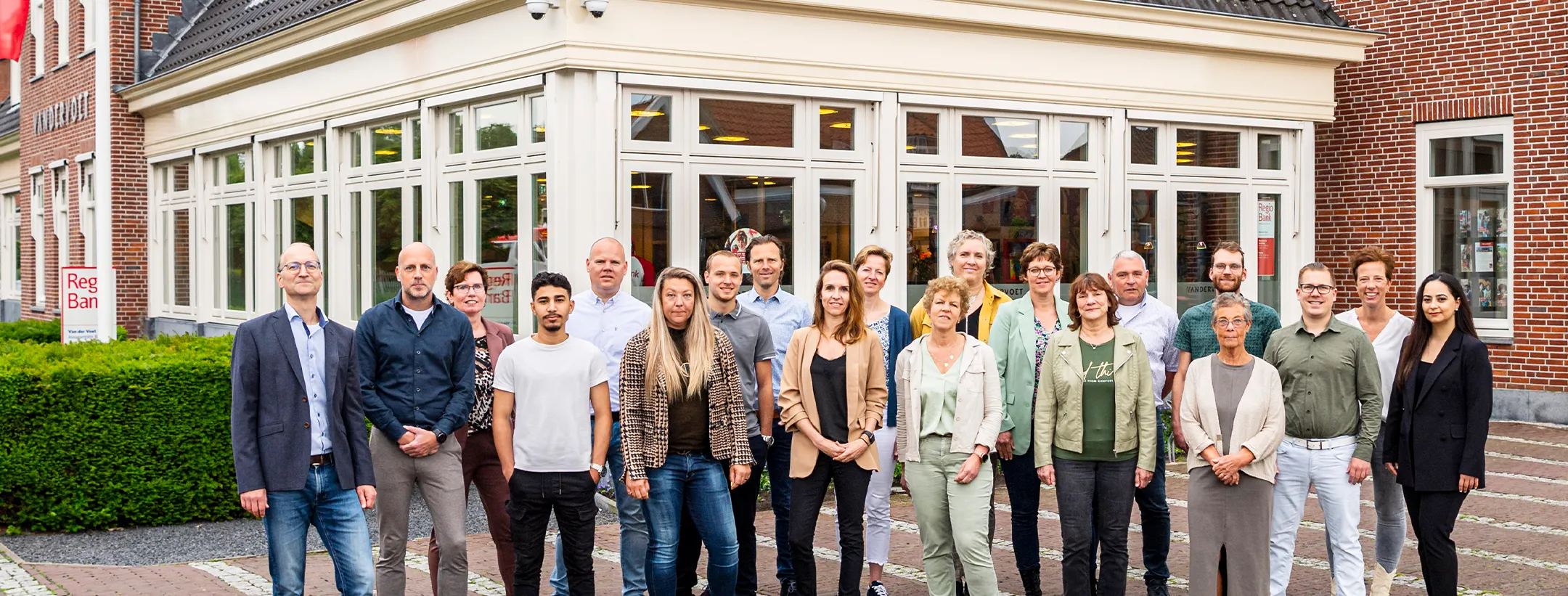 Het team van Van der Voet Finance voor het pand in Haastrecht