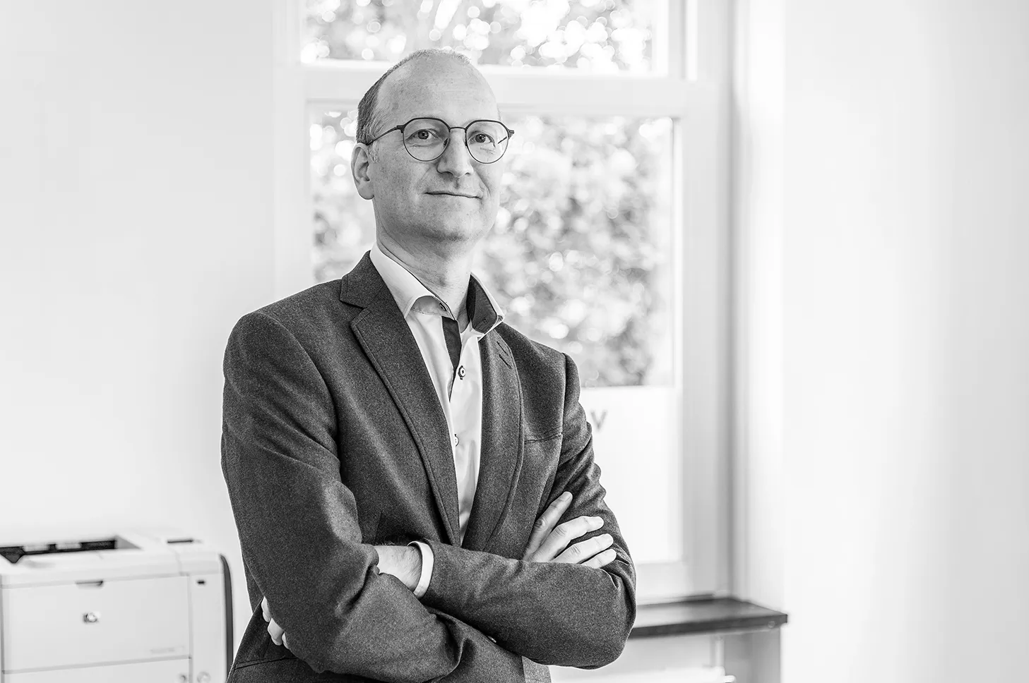 Portret van de Gijs van der Voet staand voor een raam