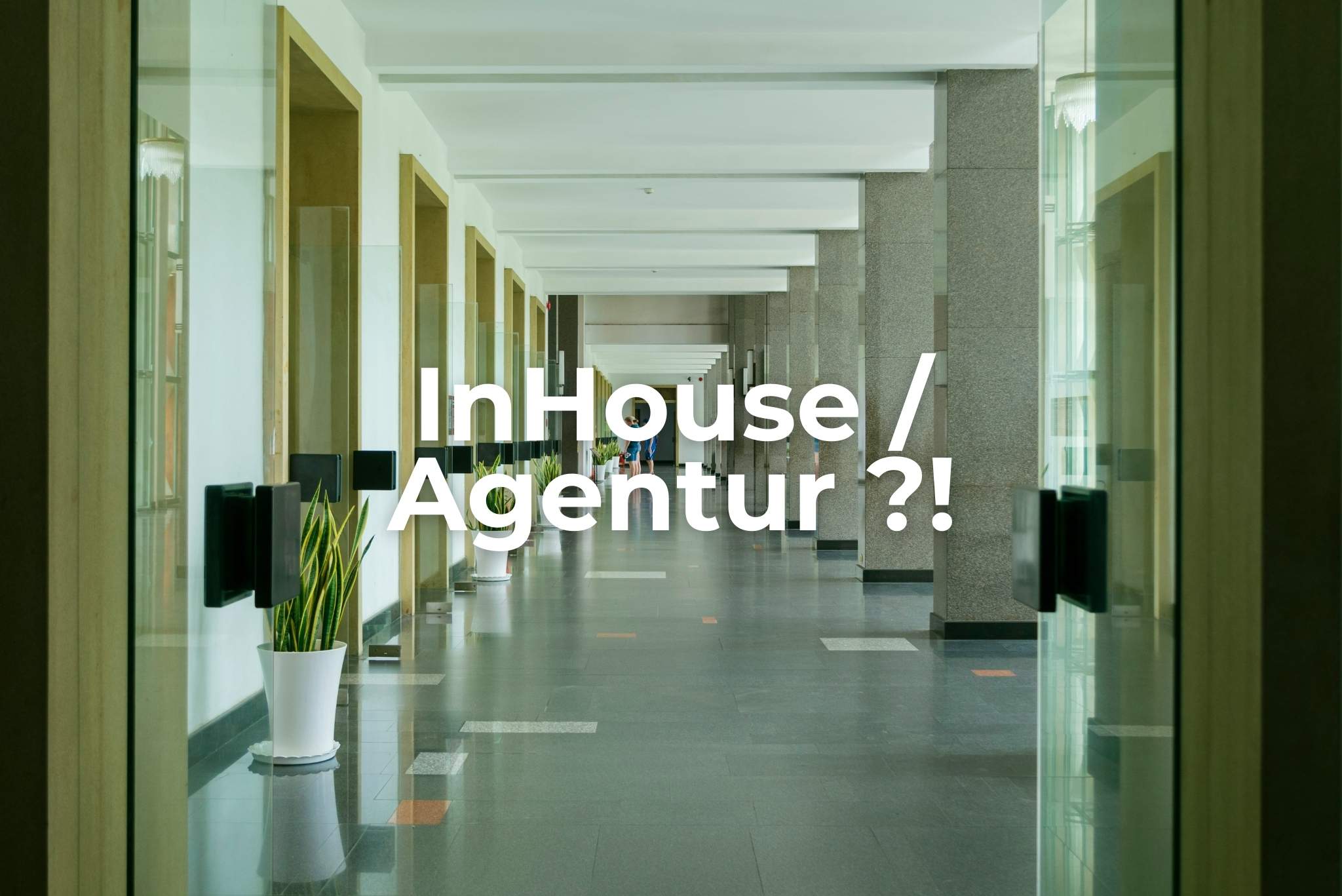 Kanzleiinhaber und Marketingberaterin besprechen gemeinsam die Marketingstrategie für eine Rechtsanwaltskanzlei