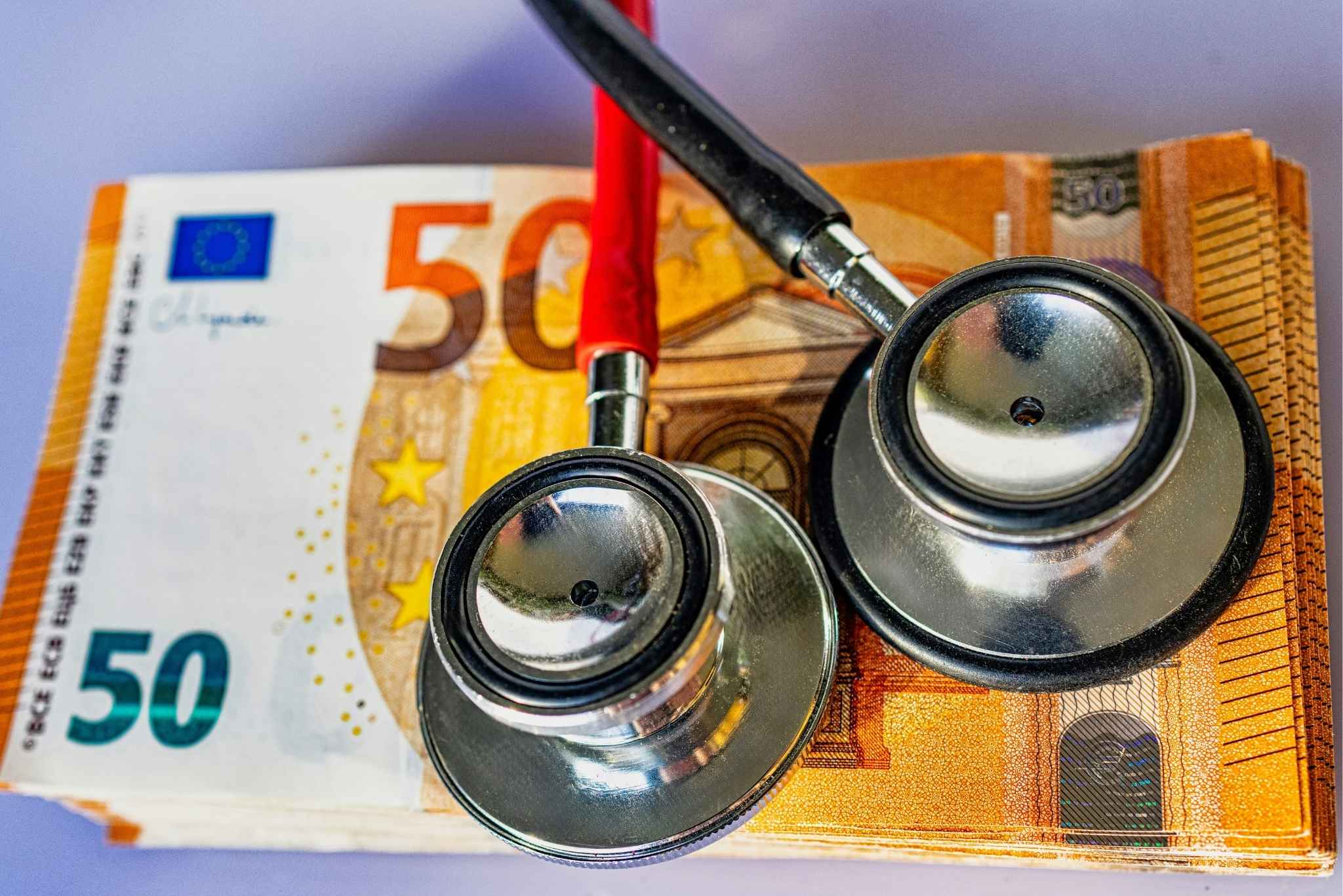 Rechtsanwalt sitzt besorgt am Schreibtisch und betrachtet einen leeren Kalender ohne Mandantenanfragen