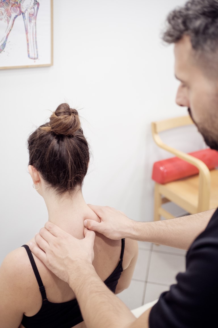 Φυσιοθεραπευτής του PhysioHub μαθαίνει στον ασθενή να διαχειρίζεται την καθημερινότητά του.