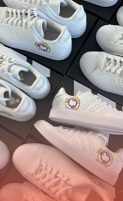 Sneaker für Stadtentwicklungsgesellschaft mit Firmenlogo