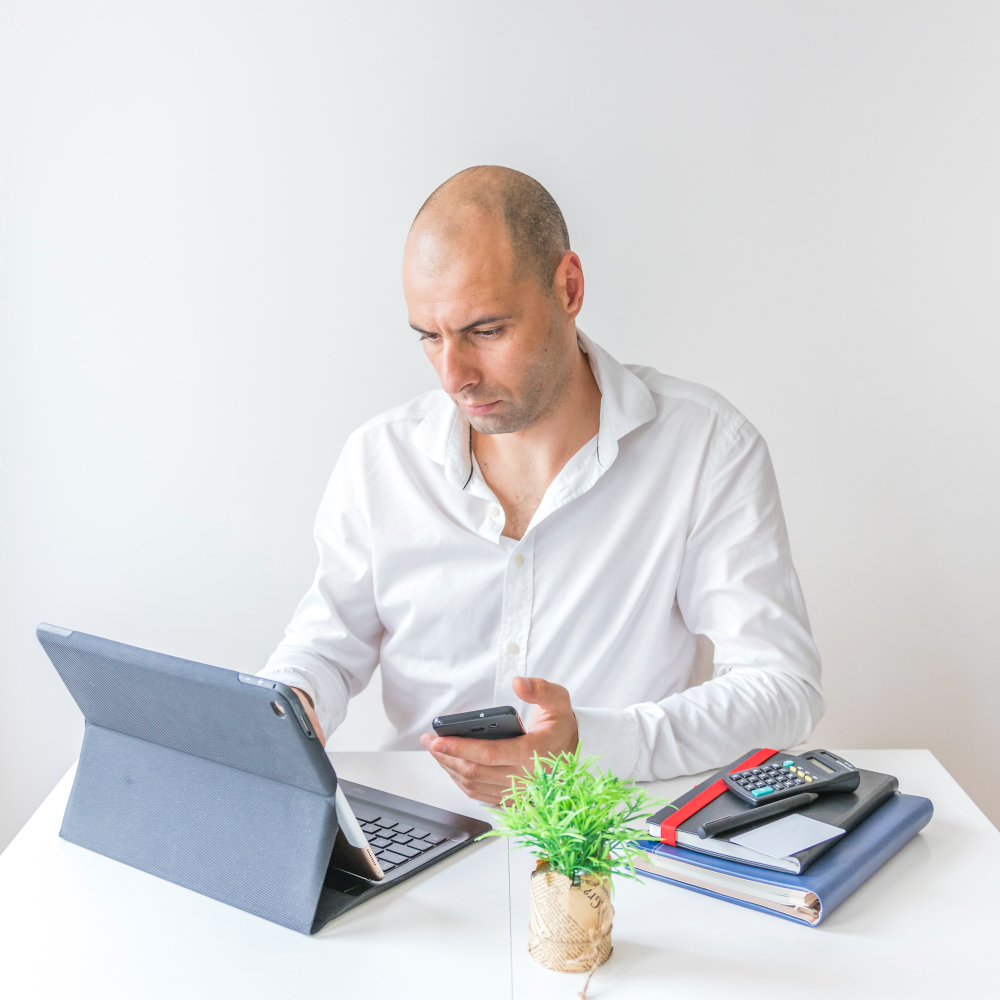 Ondernemer werkt met laptop en rekenmachine – verdienmodel bepalen voor eigen bedrijf