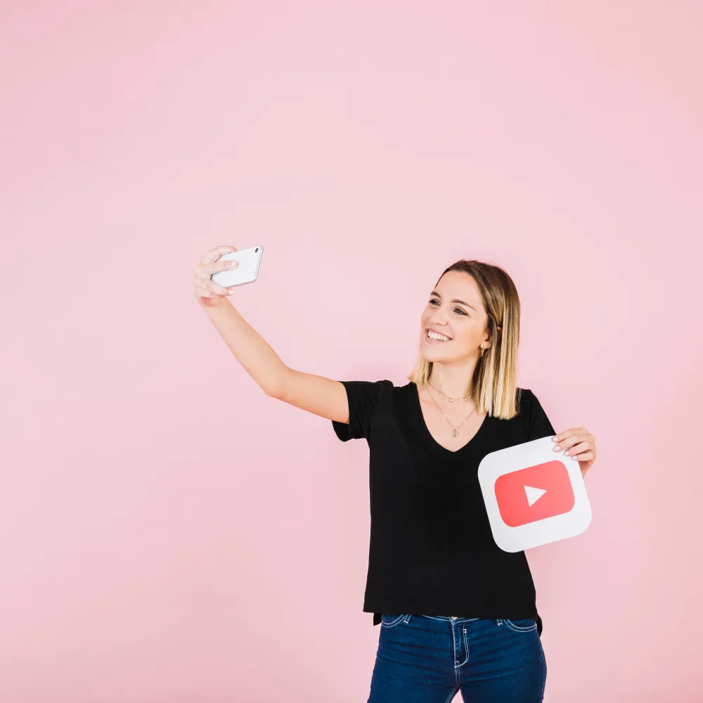 Ondernemer maakt selfie met social media icoon – marketingstrategie voor klantenwerving