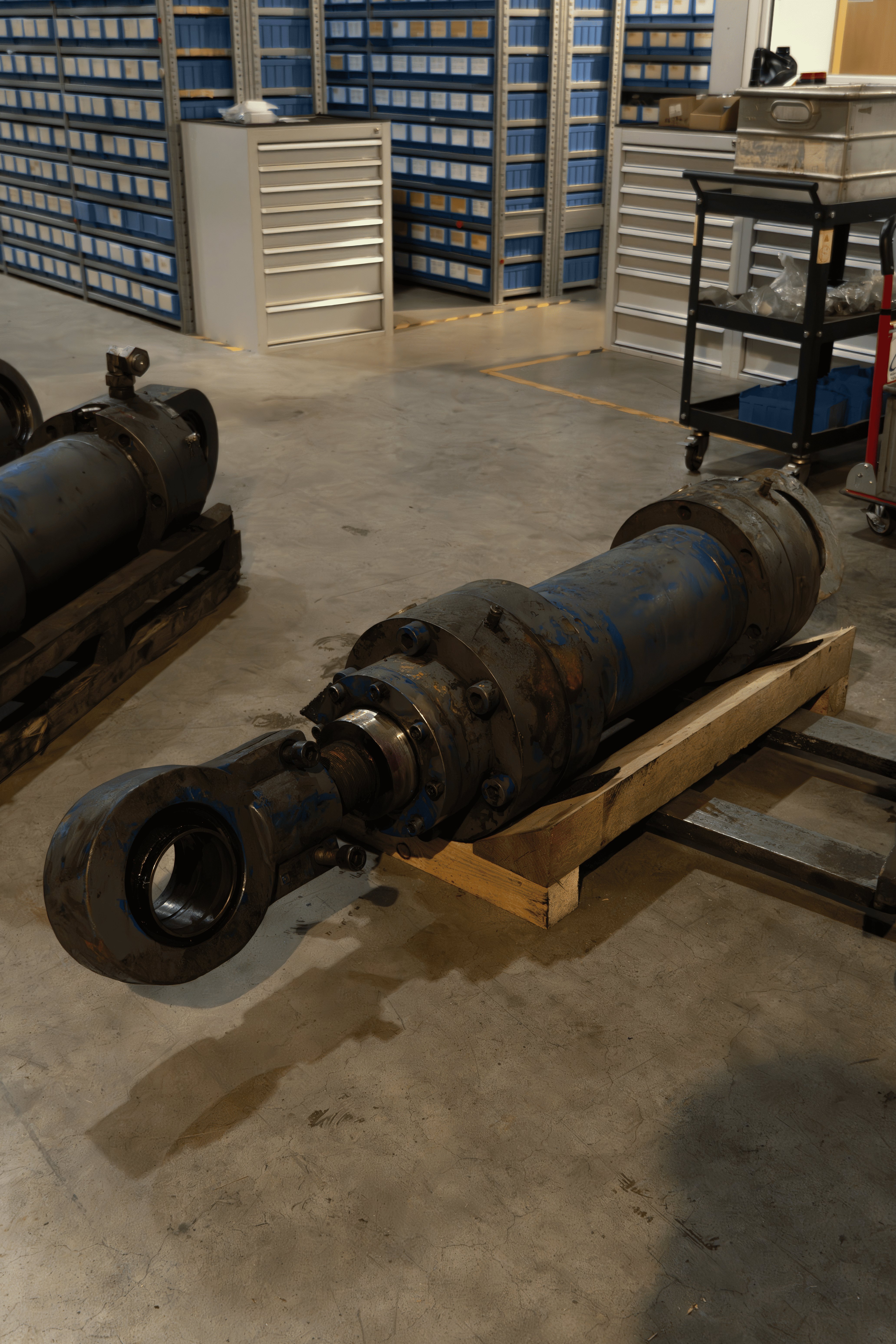 Großer Hydraulikzylinder vor der Reparatur in der Werkstatt von Guarini Industrietechnik