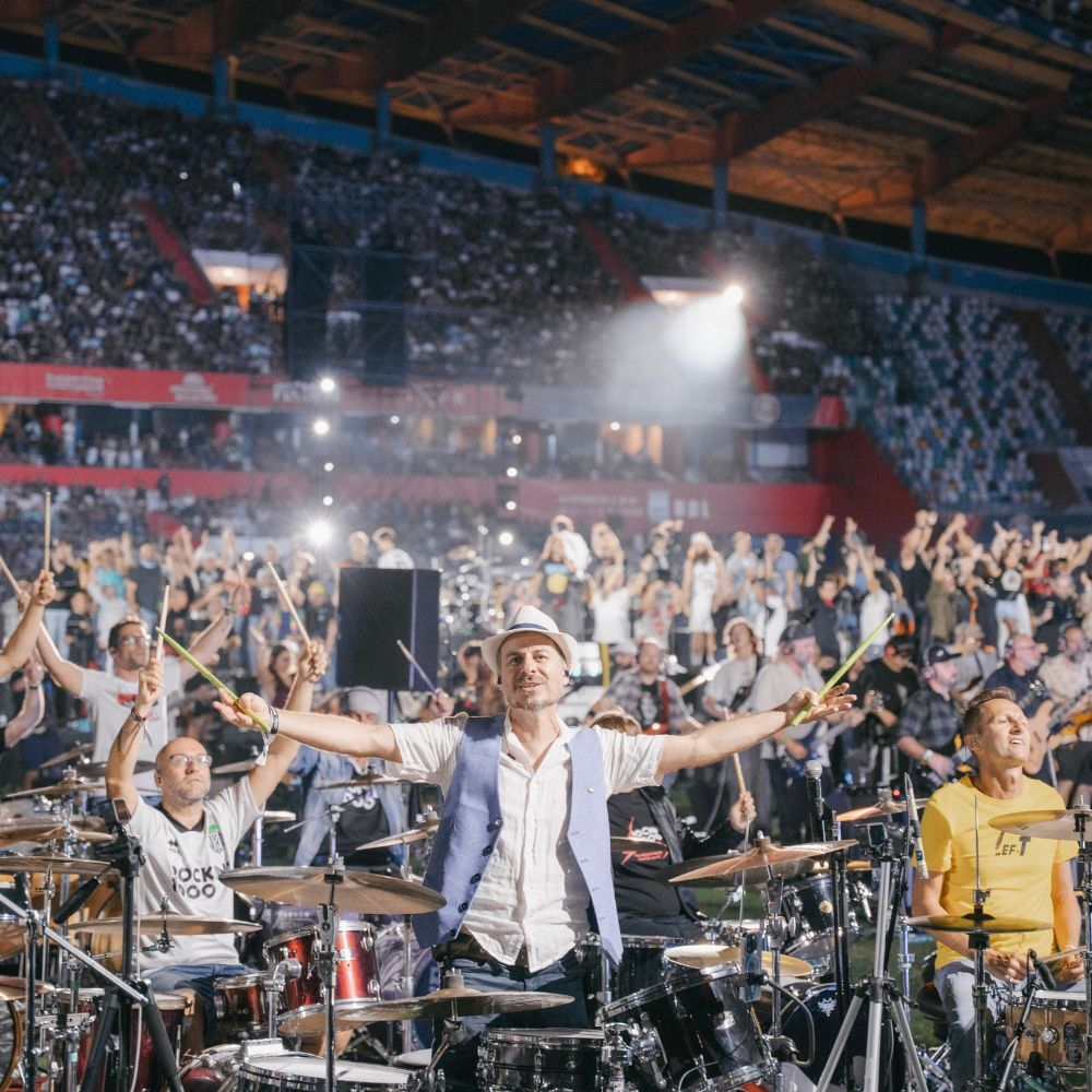 Poeple playing at a Rockin'1000 show