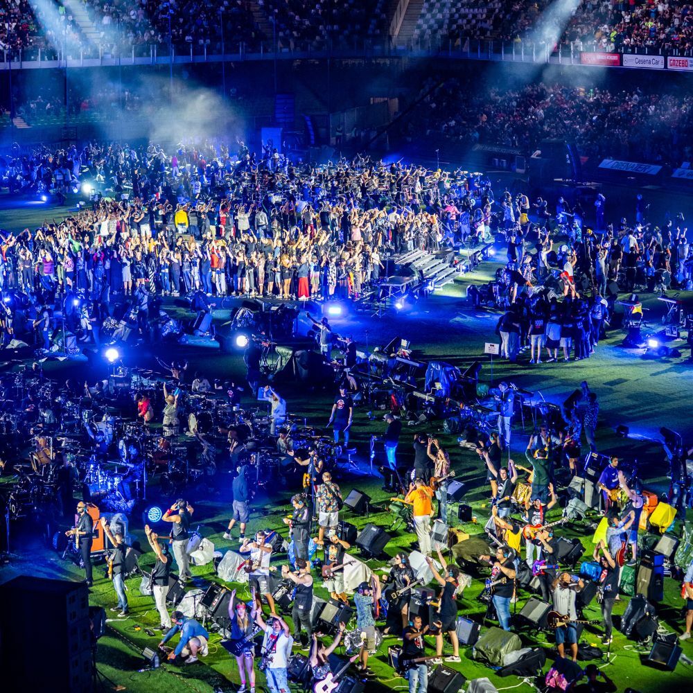 Poeple playing at a Rockin'1000 show