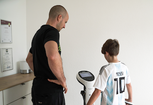 Lorenzo Fürg führt einen Inbodyscan mit einem Fußballer durch